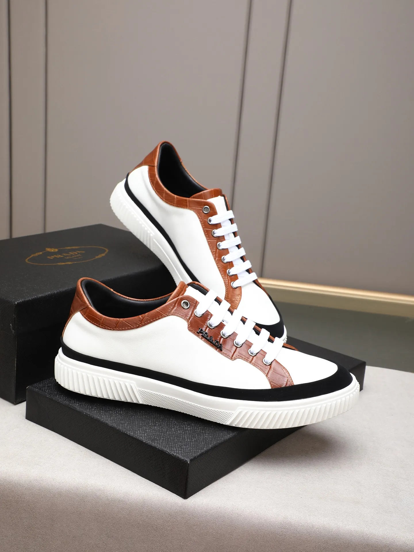 Men's shoes💰420💰 Brand: PRADA (Prada) Standard code: Men's code 38–44 (45 can be customized) Material: Original cowhide, breathable sheep lining Special outsole Style category: Men's fashionable casual sneakers Low-key luxury! Color: actual picture color